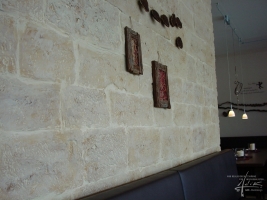 Steinwand im Restaurant