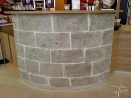 Ein Burgstein als Theke
