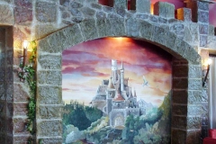 Steinwand mit Illusionsmalerei