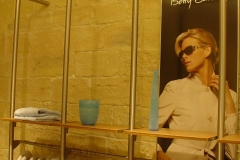 Steinwand im Klamottenladen Betty Barclay