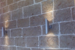 Steinwandgestaltung mit Licht