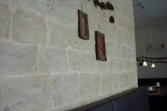 Steinwand im Restaurant