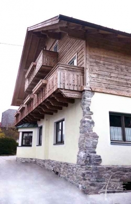 Steinwand an der Fassade