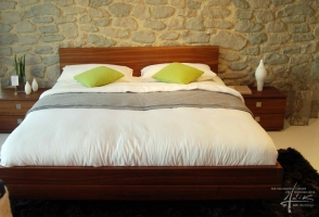 Steinwand am Bett