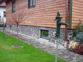 Steinwand an der Fassade