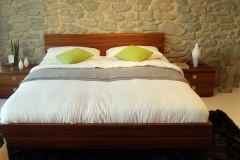 Steinwand am Bett