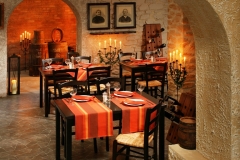 Mediterrane Bruchstein im Weinkeller