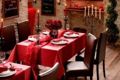 Steinwand im Essbereich