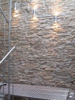 Steinwand beleuchtet