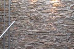 Steinwand beleuchtet