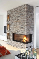 Eine Steinwand am Kamin