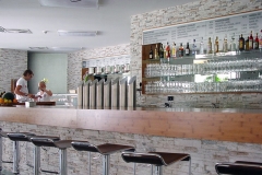 Steinwand im Lokal