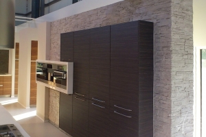 Schrank in der Steinwand