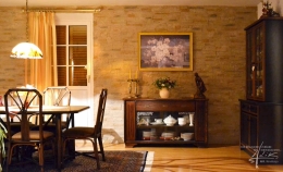 Esszimmer mit einer Steinwand gestaltet