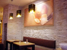 Flache Steinwand im Lokal