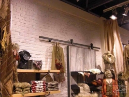 Weiße Ziegelwand im Shop