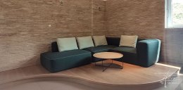 Steinwand mit Couch