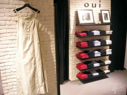 Weiße Ziegelpaneele für ein Boutique