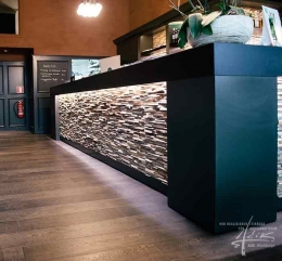 Theke mit Holzteilen