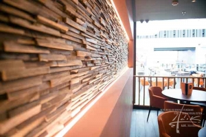 Im Cafe einen Teil mit Holz gestaltet