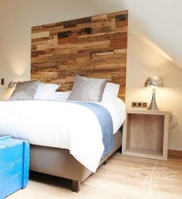 Holzpaneel Rayab im Schlafzimmer