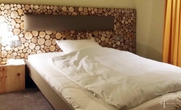 Sticks im Schlafzimmer