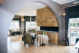 Holzwand im Restaurant