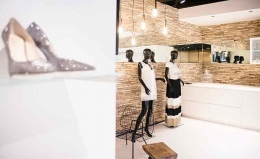 Moderner Shop mit Holz