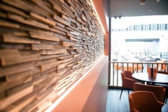 Im Cafe einen Teil mit Holz gestaltet
