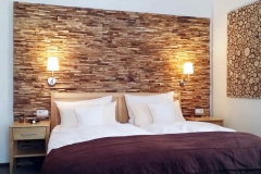 Holzpaneel Memory und Sticks im Schlafzimmer