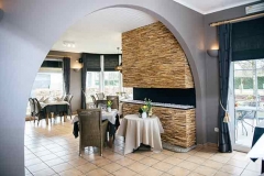 Holzwand im Restaurant