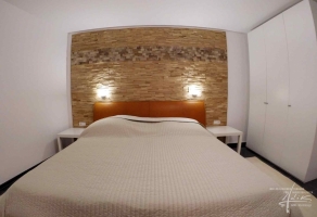 Holzwand für ein Schlafzimmer