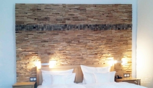 Schlafzimmer mit Holz