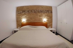 Holzwand für ein Schlafzimmer