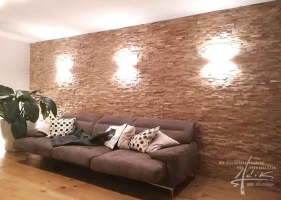 Eichenholzwand mit Licht im Wohnzimmer
