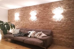 Eichenholzwand mit Licht im Wohnzimmer