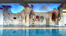 Burgwand mit lustigen Figuren