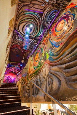 Moderne Gestaltung mit Relief und Kunstmalerei