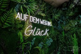 Mit Kunstpflanzen