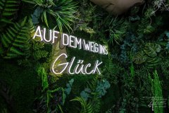 Mit Kunstpflanzen