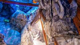 UV-Felsen beim Eingang