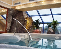 Felsgestaltung im Schwimmbad