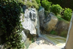 Wasser fließt über den Betonboden