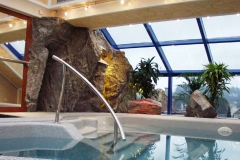 Felsgestaltung im Schwimmbad