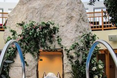 Felsen und Kunstpflanzen