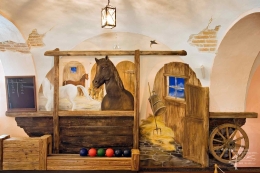 Wandmalerei und Relief kombiniert