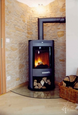 Steinwand um einen Ofen