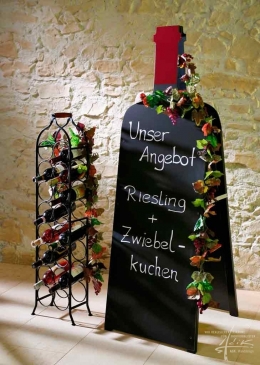 Mediterrane Steinwand im Weinkeller