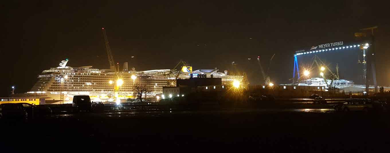 Steinwände am Kreuzfahrtschiff